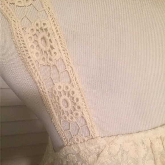 Beautiful lace tank - Picture 3 of 4
